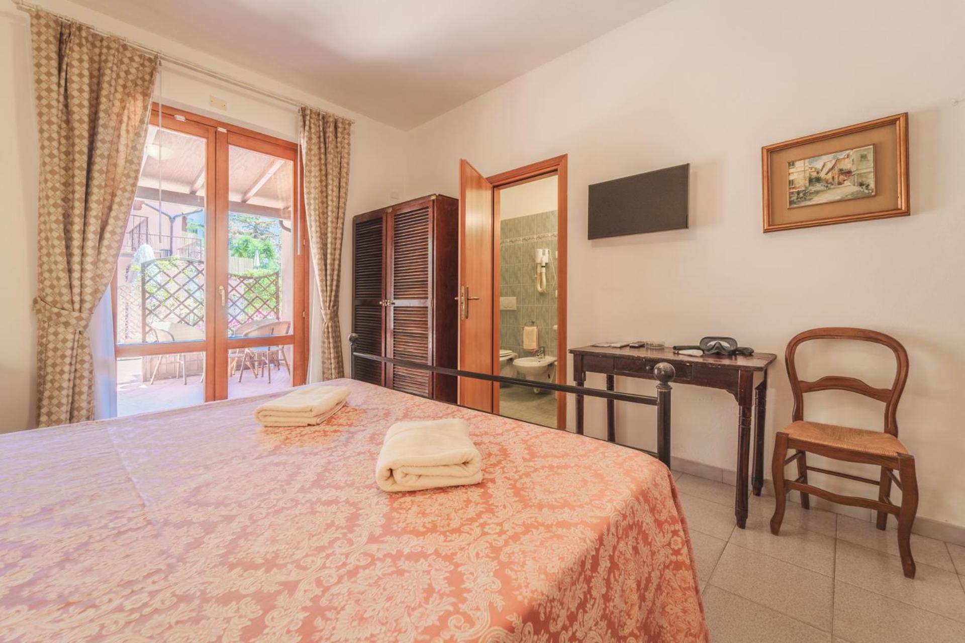 Hotel Lo Scirocco Fetovaia Bagian luar foto